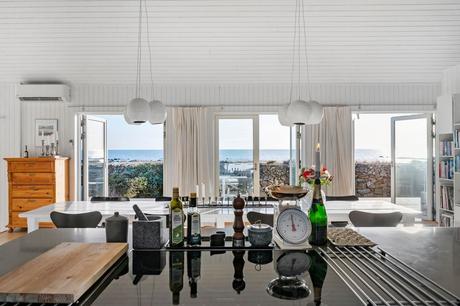 delikatissen techos y paredes de madera blanca summer house scandinavian coastal scandi beach house estilo nórdico escandinavo decoración interiores decoración en blanco casa de verano nórdica casa de vacaciones casa de la playa sueca beach house  