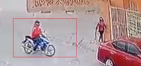 (Video) Motociclista ataca a mujer estudiante en colonia Quintas