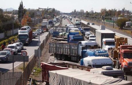 Chile: Paro parcial de camioneros deja nueve detenidos