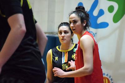 Paula Gili defiende Cristina Pujol GEiEG Bàsquet Basket Almeda Liga Femenina 2