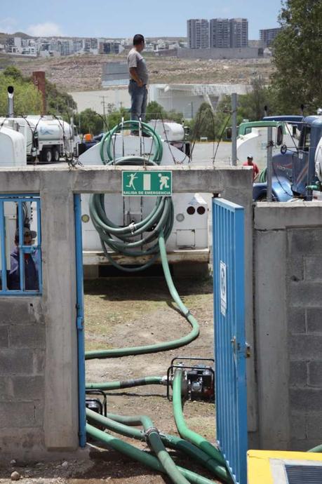 Continua abastecimiento emergente con pipas a causa de fallas en El Realito Continua abastecimiento emergente con pipas a causa de fallas en El Realito