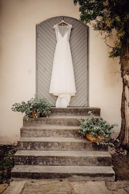 Vestido de novia colgado de una percha sobre una puerta