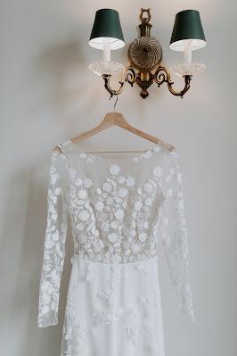 Vestido de novia colgado de una lámpara