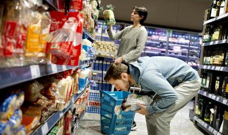 La OCU alerta de los trucos que usan los supermercados para engañarte usando la reduflación