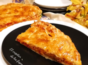 Empanada atún, piquillos cebolla caramelizada masa hojaldre