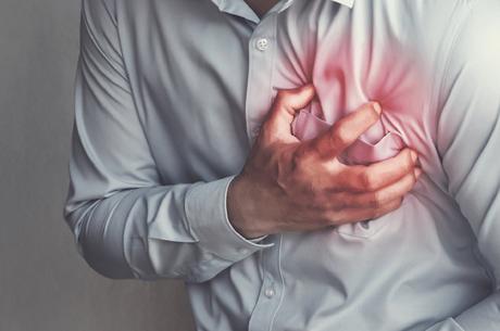 Pinchazos en el pecho: Causas habituales y recomendaciones Angina de pecho