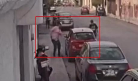(video)Roban auto con violencia a mujer en la calle Melchor Ocampo