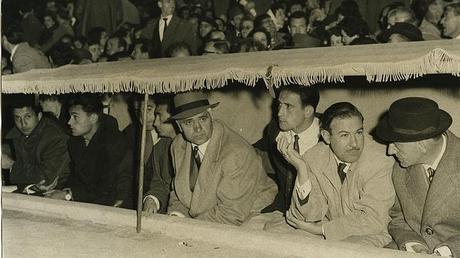 Fernando Daucik con sombrero en el centro, en uno de los banquillos de la época. Foto: Abc.es 