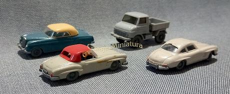Tres cupés Mercedes-Benz y un camión UNIMOG de la marca Wiking