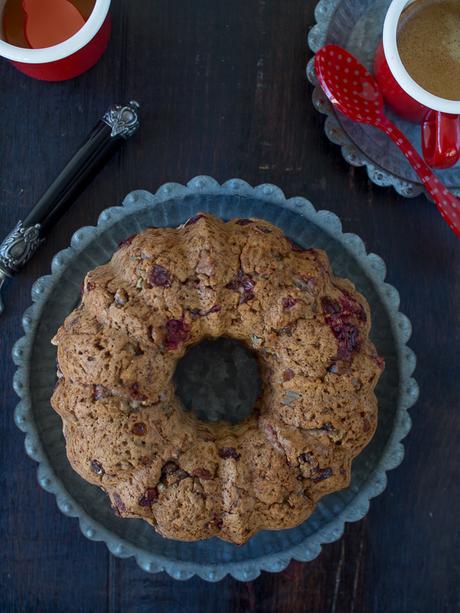 Soda Bread Bundt Cake con nueces, pasas y frambuesas