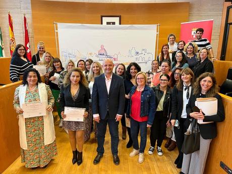 EL ALCALDE CLAUSURA LOS CURSOS DE LA UNIVERSIDAD POPULAR DE AYUDA A DOMICILIO Y ACTIVIDADES DE COMERCIO EL ALCALDE CLAUSURA LOS CURSOS DE LA UNIVERSIDAD POPULAR DE AYUDA A DOMICILIO Y ACTIVIDADES DE COMERCIO