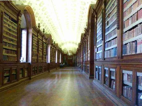 Escuela de Atenas y Teatro Farnesio en Parma