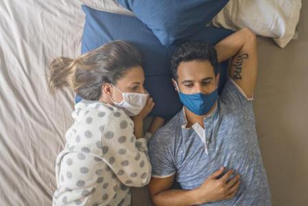 EEUU: Médicos de Harvard recomiendan usar tapabocas durante la intimidad