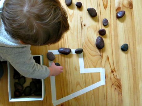 Ideas de juegos para niños pequeños: piedras y una caja