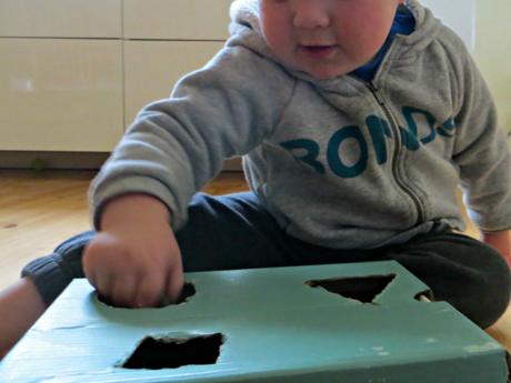 Ideas de juegos para niños pequeños: piedras y una caja