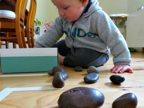 Ideas de juegos para niños pequeños: piedras y una caja