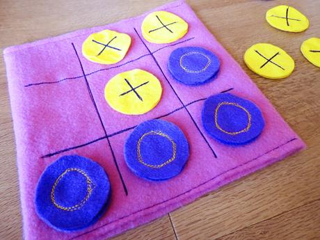 Haz tu propio juego de tres en raya de fieltro para viajar con niños 121 Infancia 101 | Juegos para niños_tic tac toe