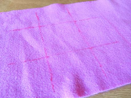 Haz tu propio juego de tres en raya de fieltro para viajar con niños 113 Infancia 101 | Regalos hechos a mano para niños_juego de tres y cruces de fieltro