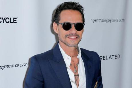 Marc Anthony supende concierto en Panamá tras caerse de unas escaleras