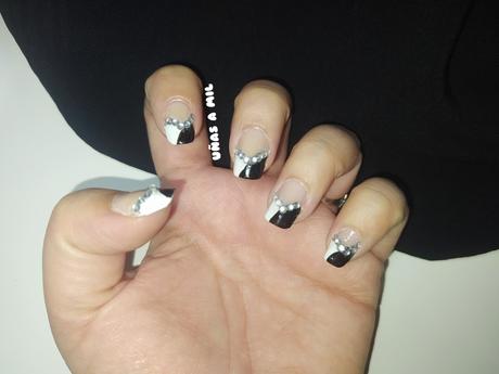 Manicura francesa en blanco y negro