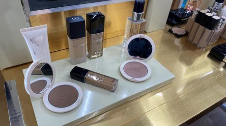 Los lanzamientos de maquillaje de Dior: nueva base Forever, Lip Glow Oil, Lip Maximizer Serum y Forever Couture Luminizer, belleza clean de lujo. Los lanzamientos de maquillaje de Dior: nueva base Forever, Lip Glow Oil, Lip Maximizer Serum y Forever Couture Luminizer, belleza clean de lujo.