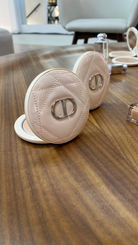 Los lanzamientos de maquillaje de Dior: nueva base Forever, Lip Glow Oil, Lip Maximizer Serum y Forever Couture Luminizer, belleza clean de lujo. Los lanzamientos de maquillaje de Dior: nueva base Forever, Lip Glow Oil, Lip Maximizer Serum y Forever Couture Luminizer, belleza clean de lujo.