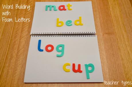 Juegos de palabras y actividades de ortografía: construcción de palabras con pegatinas de letras