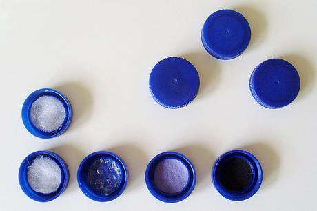 9 divertidos juegos de matemáticas con tapas.  Perfecto para niños pequeños y preescolares.