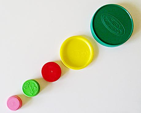 9 divertidos juegos de matemáticas con tapas.  Perfecto para niños pequeños y preescolares.