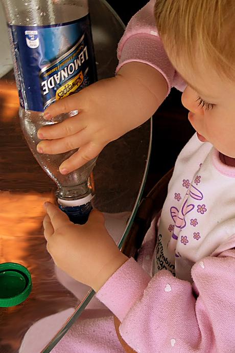 9 divertidos juegos de matemáticas con tapas.  Perfecto para niños pequeños y preescolares.