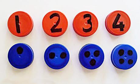 9 divertidos juegos de matemáticas con tapas.  Perfecto para niños pequeños y preescolares.
