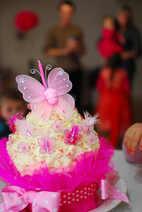 Cómo organizar una fabulosa fiesta de cumpleaños con temática de jardín: más de 20 ideas divertidas 205 Idea de pastel de fiesta con tema de jardín