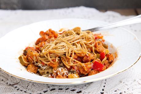 ESPAGUETIS  DE EDAMAME CON FALSA BOLOÑESA.