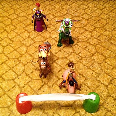 ¡Crea un poco de magia navideña para tus hijos! Una alternativa de Elf on the Shelf 133 Elf on the Shelf Idea alternativa