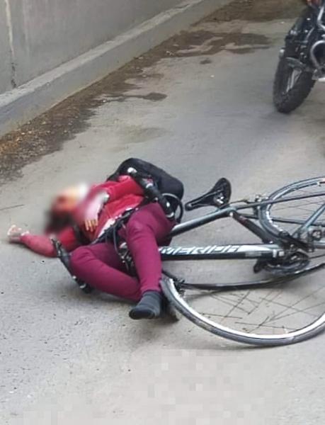 Atropellan a ciclista y cae al desnivel frente al Hospital Central