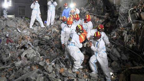 China: Elevan a 53 los muertos por derrumbe de un edificio