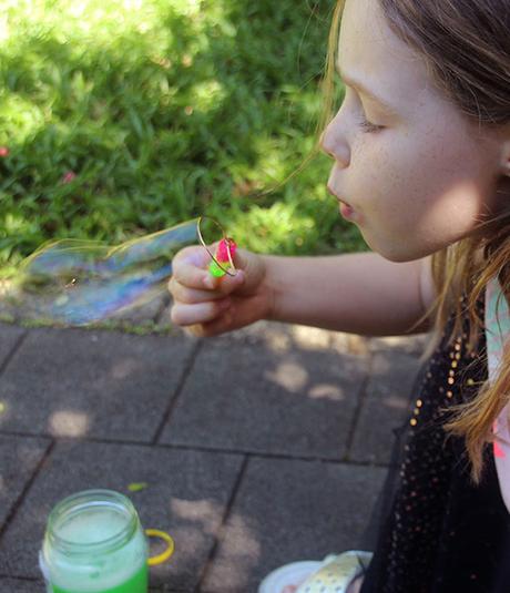 ¿Qué puedes usar para hacer burbujas? 125 Experimento científico de burbujas para niños: ¿Qué podemos encontrar para usar como soplador de burbujas?