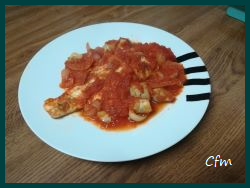 Merluza al horno con tomates y alcachofas