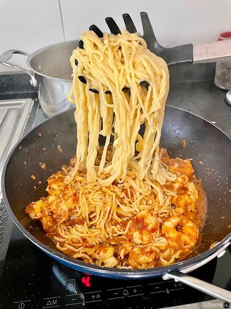 Taglioni a la pimienta con gambones, tomates deshidratados y salvia