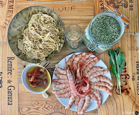 Taglioni a la pimienta con gambones, tomates deshidratados y salvia