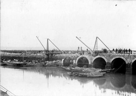 Construcción del espigón de Puertochico