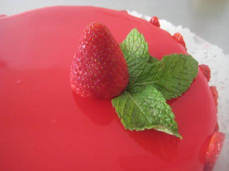 SEMIFRIO DE FRESAS CON GLASEADO BRILLANTE ROJO