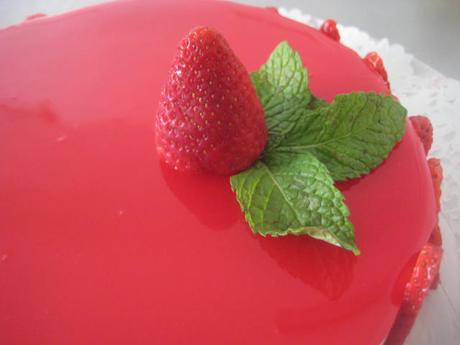 SEMIFRIO DE FRESAS CON GLASEADO BRILLANTE ROJO