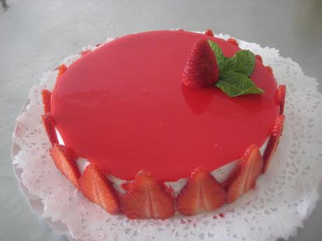 SEMIFRIO DE FRESAS CON GLASEADO BRILLANTE ROJO