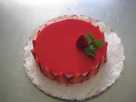 SEMIFRIO DE FRESAS CON GLASEADO BRILLANTE ROJO