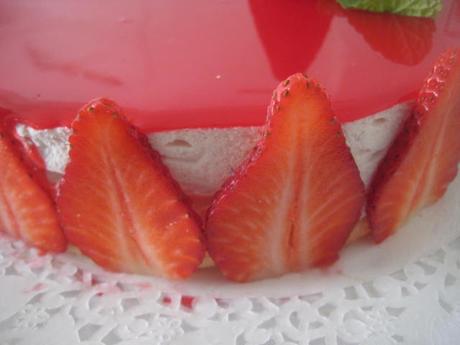 SEMIFRIO DE FRESAS CON GLASEADO BRILLANTE ROJO