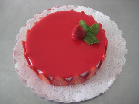 SEMIFRIO DE FRESAS CON GLASEADO BRILLANTE ROJO