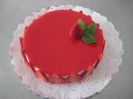 SEMIFRIO DE FRESAS CON GLASEADO BRILLANTE ROJO
