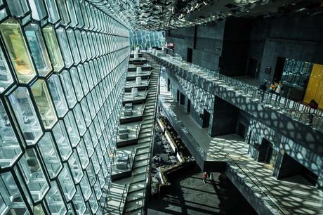 Harpa Concert Hall de Islandia, un edificio tan cambiante durante el día como representativo del lugar