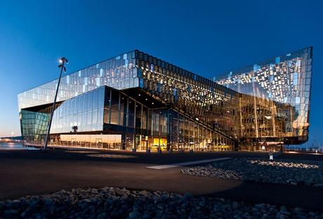 Harpa Concert Hall de Islandia, un edificio tan cambiante durante el día como representativo del lugar